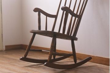 ビンテージ家具　木のぬくもり溢れるブナ材製のロッキングチェア(アームチェア)(R-042994)