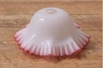 ヴィンテージ照明　イギリスビンテージ　ピンク縁　ミルクガラス　フリルシェードのペンダントライト(ランプシェード、天井照明)(R-042995)