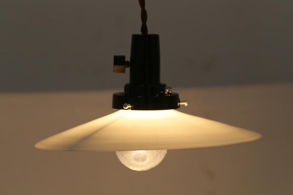 アンティーク照明　戦前　昭和レトロ　昔なつかしい平笠シェードのペンダントライト(天井照明、吊り下げ照明)(R-042998)