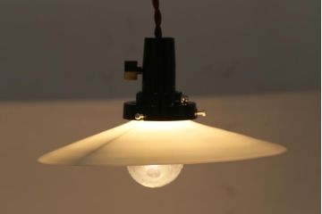 アンティーク照明　戦前　昭和レトロ　昔なつかしい平笠シェードのペンダントライト(天井照明、吊り下げ照明)(R-042998)