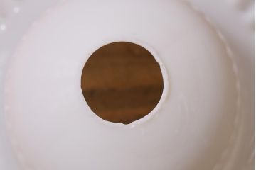 アンティーク照明　レトロ　ミルクガラス　赤縁フリルのペンダントライト(ランプシェード、天井照明)(R-042999)