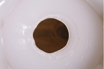 ヴィンテージ照明　イギリスビンテージ　青い縁のフリルが爽やかなミルクガラスペンダントライト(ランプシェード、天井照明)(R-043000)