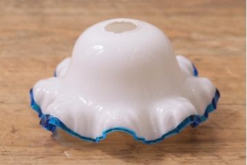 ヴィンテージ照明　イギリスビンテージ　青い縁のフリルが爽やかなミルクガラスペンダントライト(ランプシェード、天井照明)(R-043000)