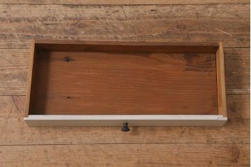 レトロ家具　ペイント　昭和初期　バイカラーがおしゃれな小さめサイズの本棚(収納棚)(R-043003)