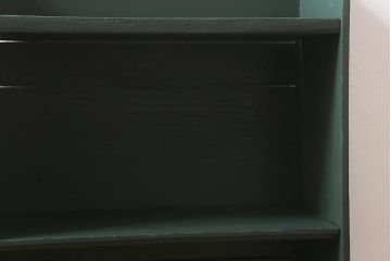 レトロ家具　ペイント　昭和初期　バイカラーがおしゃれな小さめサイズの本棚(収納棚)(R-043003)