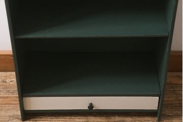 レトロ家具　ペイント　昭和初期　バイカラーがおしゃれな小さめサイズの本棚(収納棚)(R-043003)