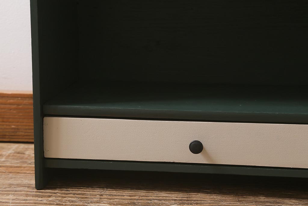 レトロ家具　ペイント　昭和初期　バイカラーがおしゃれな小さめサイズの本棚(収納棚)(R-043003)