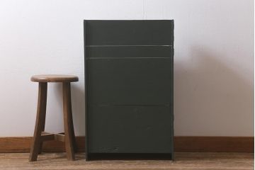 レトロ家具　ペイント　昭和初期　バイカラーがおしゃれな小さめサイズの本棚(収納棚)(R-043003)