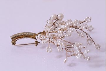 ヴィンテージアクセサリー　梅の木のような白いビーズのビンテージブローチ(R-043006)
