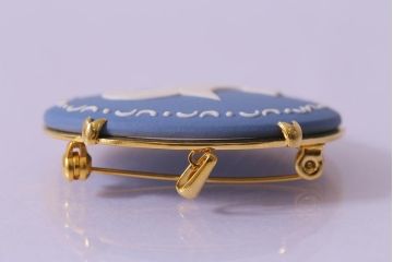ヴィンテージアクセサリー　上品で可愛らしいブルーのブローチ(ペンダントトップ、チャーム、ビンテージ)(R-043007)