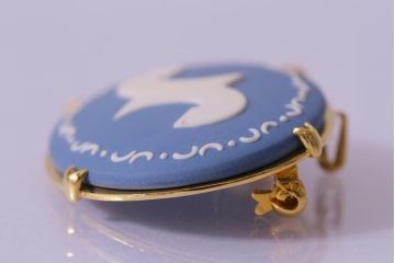 ヴィンテージアクセサリー　上品で可愛らしいブルーのブローチ(ペンダントトップ、チャーム、ビンテージ)(R-043007)