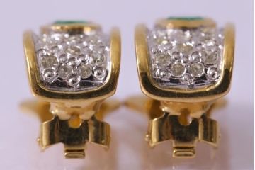 ヴィンテージアクセサリー　イタリアビンテージ　VOGUE BIJOUX(ヴォーグビジュ)　鮮やかなグリーンが目を惹くイヤリング(R-043013)