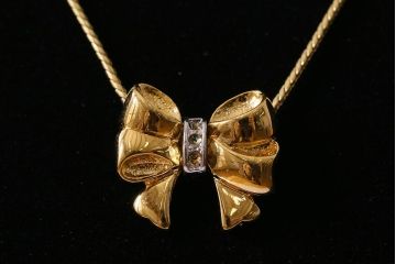 ヴィンテージアクセサリー　フランスビンテージ　イヴ・サンローラン(YVES SAINT LAURENT・YSL)　リボンが目を惹くネックレス(R-043017)