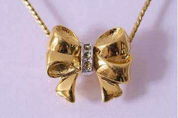 ヴィンテージアクセサリー　フランスビンテージ　イヴ・サンローラン(YVES SAINT LAURENT・YSL)　リボンが目を惹くネックレス(R-043017)