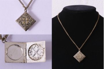アンティークアクセサリー　和製　アンティークの雰囲気漂うロケットペンダント(ネックレス)(R-043018)