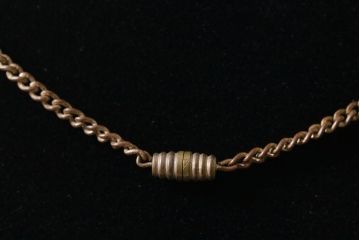 アンティークアクセサリー　和製　アンティークの雰囲気漂うロケットペンダント(ネックレス)(R-043018)