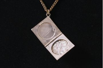 アンティークアクセサリー　和製　アンティークの雰囲気漂うロケットペンダント(ネックレス)(R-043018)