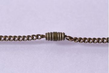アンティークアクセサリー　和製　アンティークの雰囲気漂うロケットペンダント(ネックレス)(R-043018)