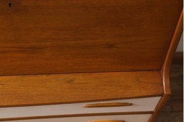 ヴィンテージ家具　北欧ビンテージ　ペイントとチーク材のバイカラーがおしゃれなライティングビューロー(デスク、机、在宅ワーク、在宅用チェスト)(R-043023)