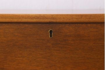 ヴィンテージ家具　北欧ビンテージ　ペイントとチーク材のバイカラーがおしゃれなライティングビューロー(デスク、机、在宅ワーク、在宅用チェスト)(R-043023)
