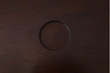 アンティーク雑貨　昭和レトロ　紫檀(シタン)材　深みのある漆塗りが美しい刳り貫き盆(丸盆、お盆)(R-043043)