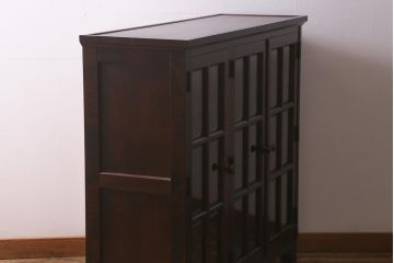 中古　リメイク家具　北海道民芸　脚付き　品のある佇まいがお洒落なキャビネット(食器棚、飾り棚、収納棚)(R-043055)
