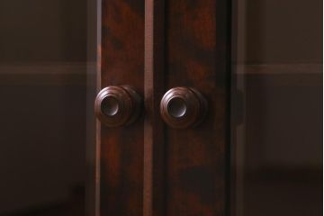 中古　リメイク家具　北海道民芸　脚付き　品のある佇まいがお洒落なキャビネット(食器棚、飾り棚、収納棚)(R-043055)