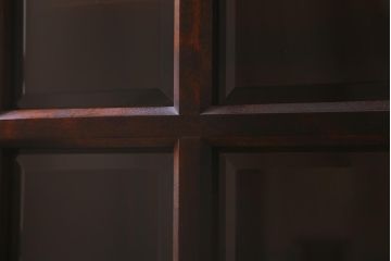 中古　リメイク家具　北海道民芸　脚付き　品のある佇まいがお洒落なキャビネット(食器棚、飾り棚、収納棚)(R-043055)