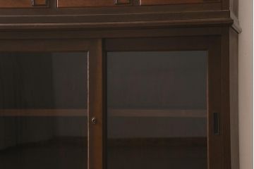 アンティーク家具　上手物!　ナラ材　大正ロマン　四枚引き戸　おしゃれな意匠が目を引く重ねガラス戸棚(収納棚、飾り棚、キャビネット)(R-043056)