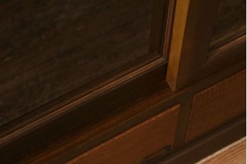 アンティーク家具　上手物!　ナラ材　大正ロマン　四枚引き戸　おしゃれな意匠が目を引く重ねガラス戸棚(収納棚、飾り棚、キャビネット)(R-043056)