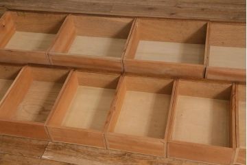 アンティーク家具　上手物!　ナラ材　大正ロマン　四枚引き戸　おしゃれな意匠が目を引く重ねガラス戸棚(収納棚、飾り棚、キャビネット)(R-043056)