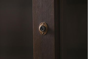 アンティーク家具　上手物!　ナラ材　大正ロマン　四枚引き戸　おしゃれな意匠が目を引く重ねガラス戸棚(収納棚、飾り棚、キャビネット)(R-043056)