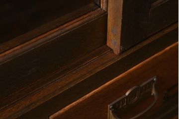 アンティーク家具　上手物!　ナラ材　大正ロマン　四枚引き戸　おしゃれな意匠が目を引く重ねガラス戸棚(収納棚、飾り棚、キャビネット)(R-043056)