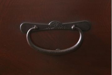 アンティーク家具　大正期　前面欅(ケヤキ)材共縁　中桐材　五丁引き　唐獅子　上品な佇まいの仙台箪笥(重ね箪笥、衣装箪笥、和タンス)(R-043057)