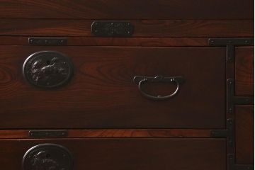 アンティーク家具　大正期　前面欅(ケヤキ)材共縁　中桐材　五丁引き　唐獅子　上品な佇まいの仙台箪笥(重ね箪笥、衣装箪笥、和タンス)(R-043057)
