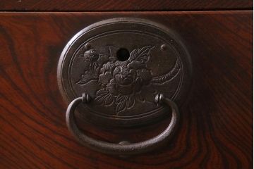 アンティーク家具　大正期　前面欅(ケヤキ)材共縁　中桐材　五丁引き　唐獅子　上品な佇まいの仙台箪笥(重ね箪笥、衣装箪笥、和タンス)(R-043057)