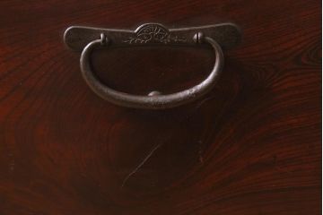 アンティーク家具　大正期　前面欅(ケヤキ)材共縁　中桐材　五丁引き　唐獅子　上品な佇まいの仙台箪笥(重ね箪笥、衣装箪笥、和タンス)(R-043057)