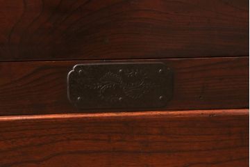 アンティーク家具　大正期　前面欅(ケヤキ)材共縁　中桐材　五丁引き　唐獅子　上品な佇まいの仙台箪笥(重ね箪笥、衣装箪笥、和タンス)(R-043057)