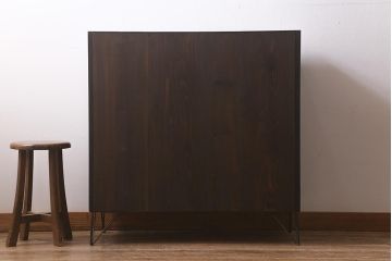 アンティーク家具　鉄脚リメイク　ヒノキ材　引き出し前板黒柿材　レトロなサイドボード(戸棚、茶棚、収納棚)(R-043058)