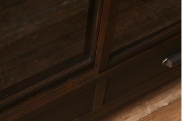 アンティーク家具　脚付きリメイク　ヒノキ材　前板カバ材　古い木の質感が味わい深いサイドボード(リビングボード、キャビネット、収納棚、ガラス戸棚)(R-043059)