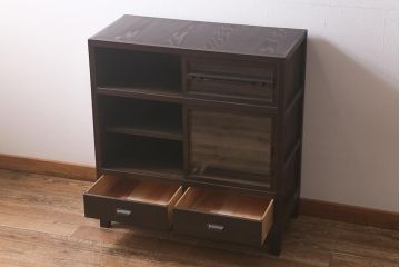 アンティーク家具　脚付きリメイク　ヒノキ材　前板カバ材　古い木の質感が味わい深いサイドボード(リビングボード、キャビネット、収納棚、ガラス戸棚)(R-043059)