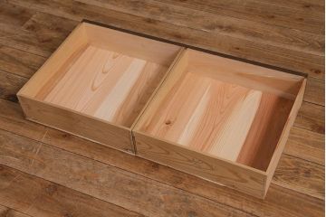 アンティーク家具　脚付きリメイク　ヒノキ材　前板カバ材　古い木の質感が味わい深いサイドボード(リビングボード、キャビネット、収納棚、ガラス戸棚)(R-043059)