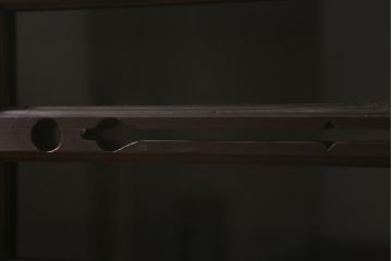 アンティーク家具　脚付きリメイク　ヒノキ材　前板カバ材　古い木の質感が味わい深いサイドボード(リビングボード、キャビネット、収納棚、ガラス戸棚)(R-043059)