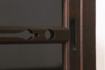 アンティーク家具　脚付きリメイク　ヒノキ材　前板カバ材　古い木の質感が味わい深いサイドボード(リビングボード、キャビネット、収納棚、ガラス戸棚)(R-043059)
