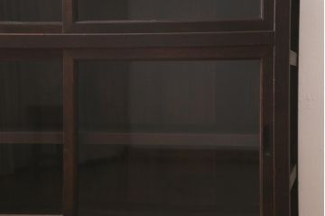 アンティーク家具　脚付きリメイク　ヒノキ材　前板カバ材　古い木の質感が味わい深いサイドボード(リビングボード、キャビネット、収納棚、ガラス戸棚)(R-043059)
