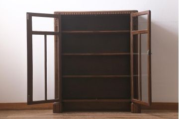 アンティーク家具　イギリスアンティーク　オーク材製　彫りの意匠が優雅な空間を演出するブックケース(本箱、収納棚、キャビネット、書庫)(R-043061)