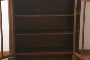 アンティーク家具　イギリスアンティーク　オーク材製　彫りの意匠が優雅な空間を演出するブックケース(本箱、収納棚、キャビネット、書庫)(R-043061)