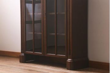 アンティーク家具　イギリスアンティーク　オーク材製　彫りの意匠が優雅な空間を演出するブックケース(本箱、収納棚、キャビネット、書庫)(R-043061)