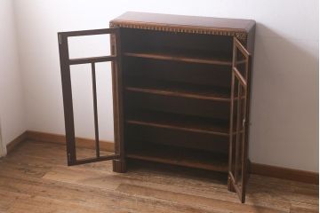 アンティーク家具　イギリスアンティーク　オーク材製　彫りの意匠が優雅な空間を演出するブックケース(本箱、収納棚、キャビネット、書庫)(R-043061)