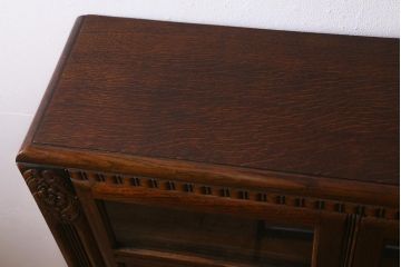 アンティーク家具　イギリスアンティーク　オーク材製　彫りの意匠が優雅な空間を演出するブックケース(本箱、収納棚、キャビネット、書庫)(R-043061)